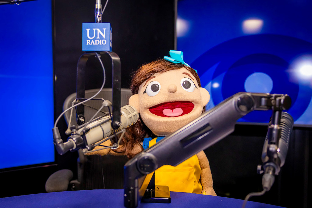 Lula, protagonista del programa infantil La Casa de Lula y Alexandra Posada de Samour, Gerente de Proyectos y Cooperación del Despacho de la Primera Dama de El Salvador, en los estudios de radio de la sede de la ONU.